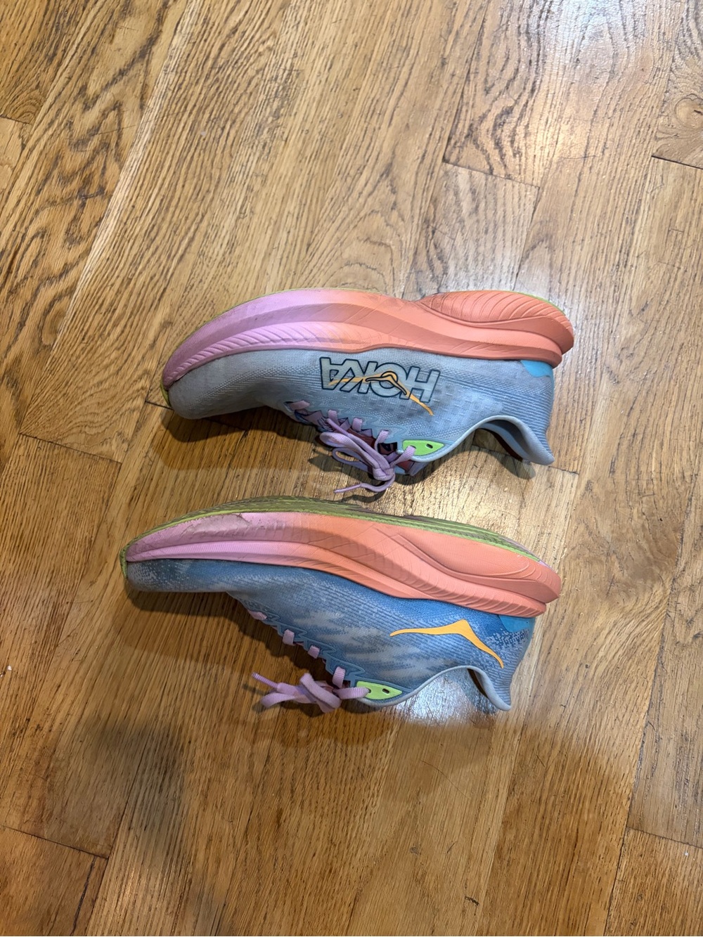 Women’s size 9 Hoka Mach 6 in rainbow - Picture 3 of 5
